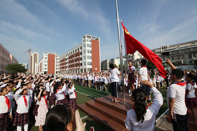 开学第一课实验小学学生升国旗仪式