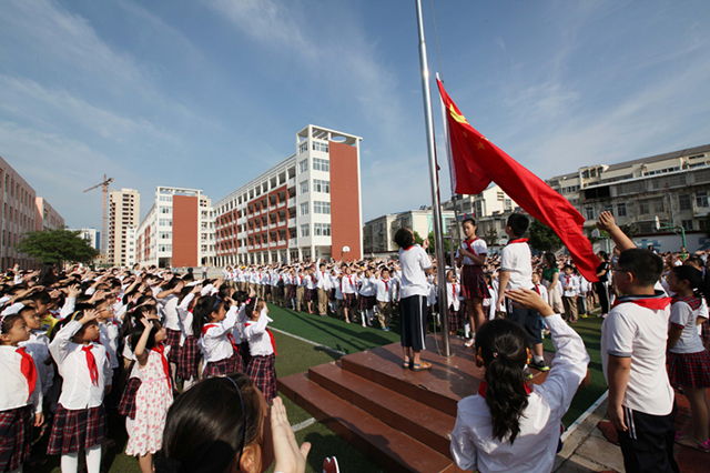 国旗下的小学生图片